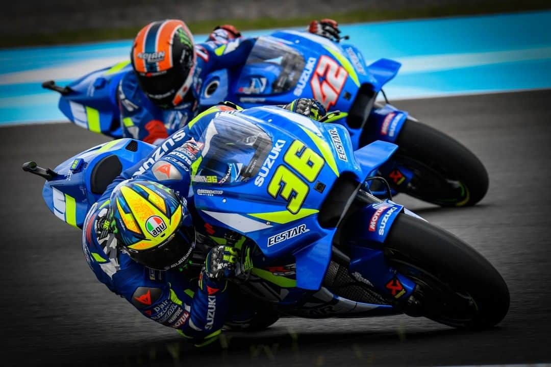 MotoGPさんのインスタグラム写真 - (MotoGPInstagram)「Blue is the colour! 🔵 // @joanmir36official and @alexrins will be fired up to battle through the field in today's #ArgentinaGP! Don't count them out! 👊 #MotoGP #JM36 #AR42 #Motorsport #Motorcycle #Racing」3月31日 19時00分 - motogp