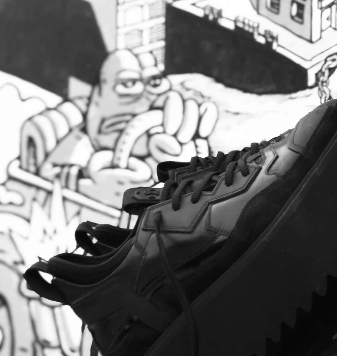のインスタグラム：「Alternative Places _ Berlin TRON by @brunobordese_official  #berlin #streetart #graffiti #inspiration #tron #shoes #wedge #newcollection #spring #summer #ss19 #brunobordese #woman #black #white #mood  #fashion #design #madeinitaly #shoesoftheday #picoftheday #shoesdesign #shoeslover #fashionshoes #italianshoes #fashiondesign #shoesaddict #streetwear #instashoes #footwear」