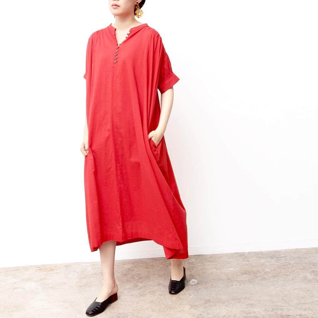 のインスタグラム：「RECOMMEND ITEM for FEMME﻿ ﻿ 【予約商品】 コットンボイルロングワンピース﻿ ¥15,984(tax included)﻿ color : red / black﻿ ﻿ 袖や肩などふんだんに取り入れたギャザーがゆったりとフォルムのあるシルエットを生み出してくれます。 これからの季節に活躍すること間違いなしのアイテム。﻿ ﻿ @adametrope ﻿ @jadorejunonline ﻿ #adametrope#jadorejunonline#dress」