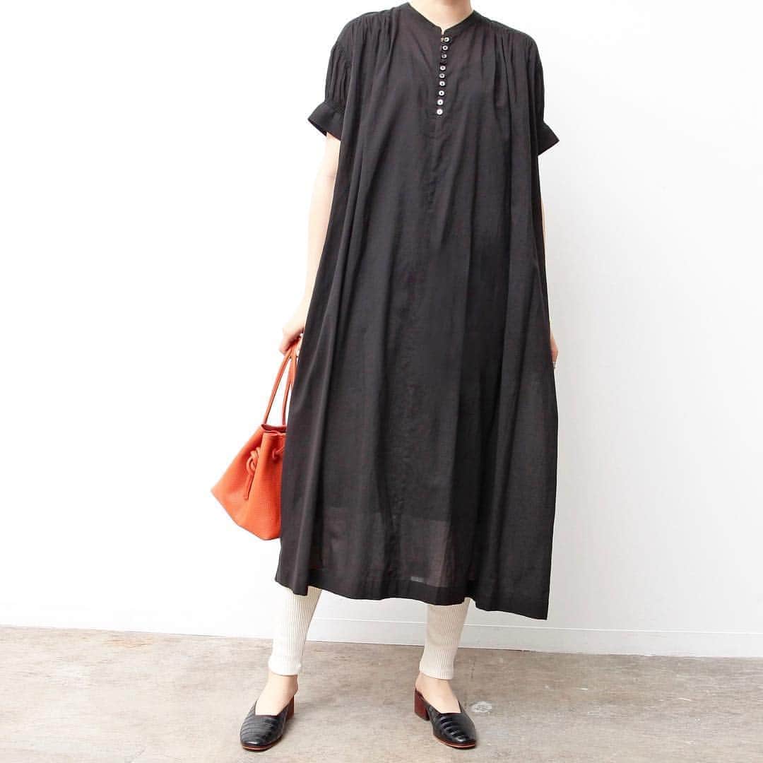 のインスタグラム：「RECOMMEND ITEM for FEMME﻿ ﻿ コットンボイルロングワンピース﻿ ¥15,984(tax included)﻿ color : red / black﻿ ﻿ 【予約商品】 たっぷりと長い着丈で洗練された印象のマキシ丈ワンピース。フロント部分の小ぶりな貝ボタンがポイント。ボタンを深めに開けて襟を後ろに抜いたスタイリングで抜け感のある着こなしを楽しんで頂けます。﻿ ﻿ @adametrope ﻿ @jadorejunonline ﻿ #adametrope#jadorejunonline#onepiece」