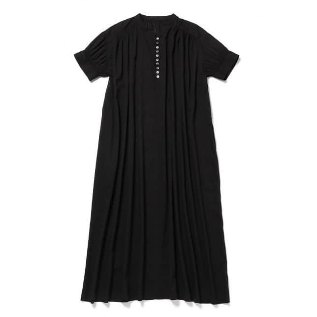 のインスタグラム：「RECOMMEND ITEM for FEMME﻿ ﻿ 【予約商品】 コットンボイルロングワンピース﻿ ¥15,984(tax included)﻿ color : red / black﻿ ﻿ たっぷりと長い着丈で洗練された印象のマキシ丈ワンピース。フロント部分の小ぶりな貝ボタンがポイント。ボタンを深めに開けて襟を後ろに抜いたスタイリングで抜け感のある着こなしを楽しんで頂けます。袖や肩などふんだんに取り入れたギャザーがゆったりとフォルムのあるシルエットを生み出してくれます。 ﻿ ﻿ @adametrope ﻿ @jadorejunonline ﻿ #adametrope#jadorejunonline#dress」