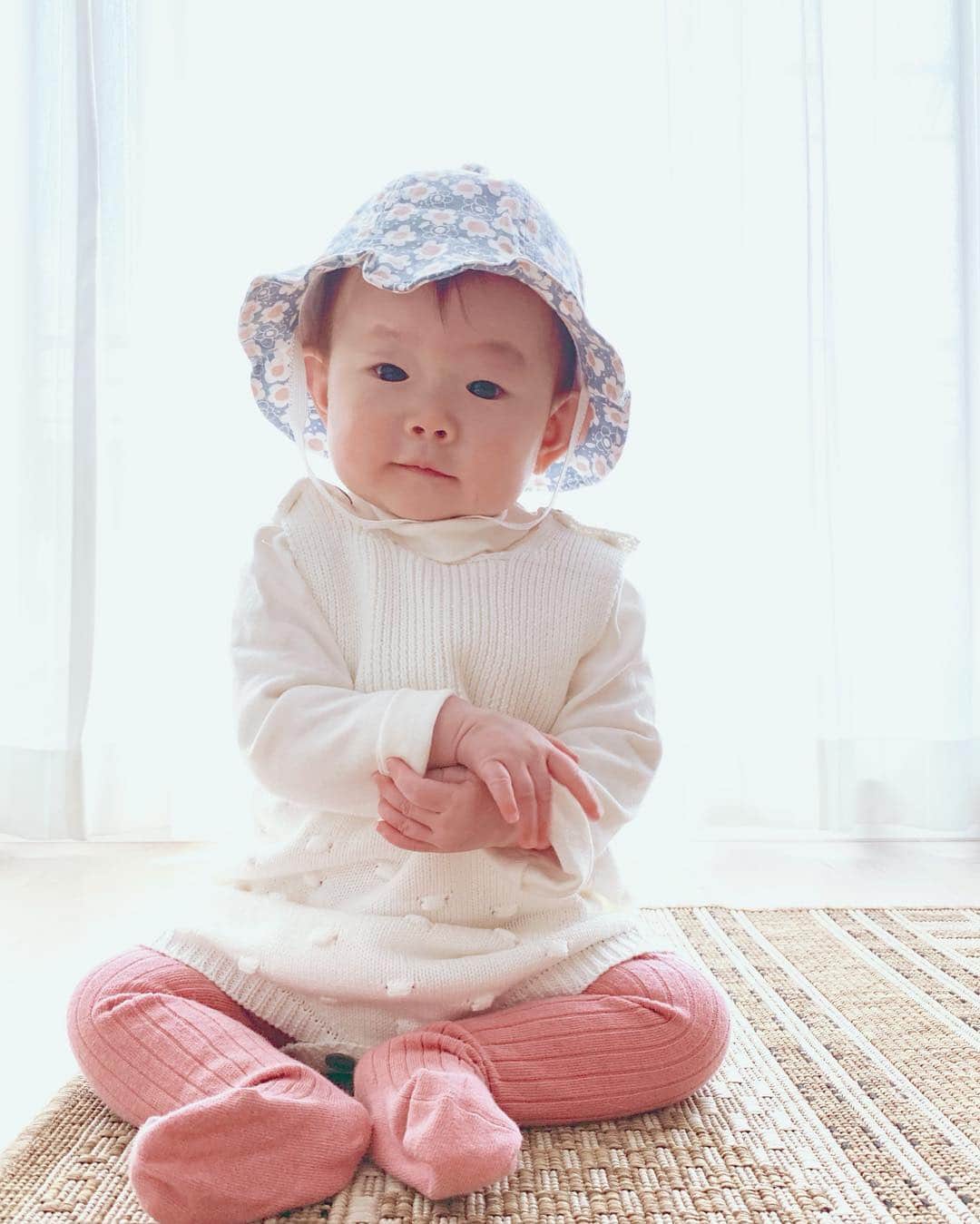 のインスタグラム：「uv対策☀︎ ・ #uvカット 機能付きの帽子を買ったよ👒 ・ 毎日の散歩で、いちいち日焼け止めを塗るのが面倒で（暴） ・ これなら被せるだけだから楽だね❣️ ・ ・ @amazon で千円くらいだった✨ #amazon 最高 ・ #今日のコーデ はまだ風が冷たいのでタイツ。 @zarakids  ニットロンパース白 @amazon  @gapkids_jp のトップスだよ😍 ・ ・ #ニットロンパース 可愛い😍💕 ・ ・ ・ #babyfashion #babywearing #babygirl #女の子ベビー #新米ママ #女の子ママ #2018_summer_baby部 #生後7ヶ月 #親バカ部 #ベビフル #ママリ #赤ちゃんのいる暮らし #赤ちゃんのいる生活 #photography #photooftheday  #instagood #instapic #mood #instamood #ベビー服 #ベビーファッション #ベビーコーデ #子供服 #海外子供服」