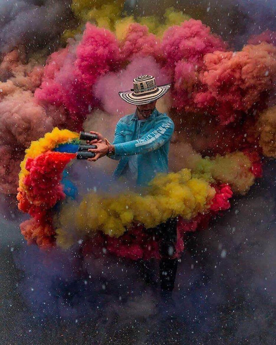 Canon Photographyさんのインスタグラム写真 - (Canon PhotographyInstagram)「How amazing is this shot?! This was captured when grabbing some smoke grenades, which only last for 30 seconds! What a photo!  Photography | @esconik  #canon_photos #smokegrenades #colourful #amazingpeople #photografia #maryland」4月1日 6時05分 - cpcollectives