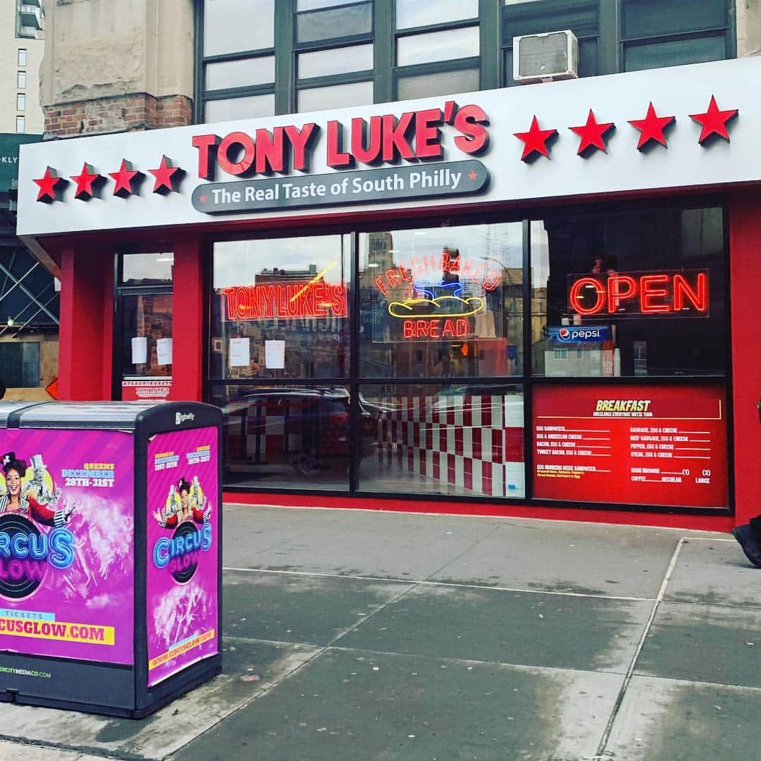 クエストラブさんのインスタグラム写真 - (クエストラブInstagram)「I still can’t believe there is a @TonyLukes in BROOKLYN!!—-ain’t touched a #cheesesteak inna min but I still recognize greatness! (Ahem y’all ready for #QuestloveCheesesteak yet?)」4月1日 6時06分 - questlove