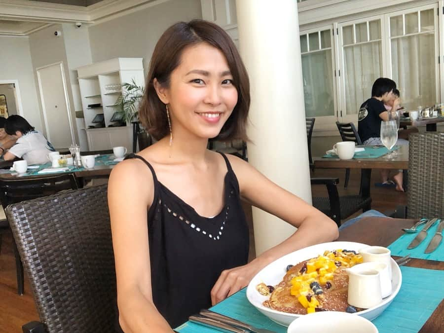 坂元美香さんのインスタグラム写真 - (坂元美香Instagram)「今日のBreakfastは『モアナ･パンケーキ マンゴーの美力』 the veranda @themoanasurfrider . マンゴー美味しい☺️4枚はさすがに多すぎて3枚でギブアップ。お腹はちきれそう…。隙あらばハトさん達が狙ってくるので気が抜けない🕊 . ちなみにこちらはまだ31日の朝。一日長く41歳過ごしてます😋 . #moanasurfrider #モアナサーフライダー #モアナパンケーキマンゴーの美力 #パンケーキ #hawaii #ハワイ #ハワイの朝食 #坂元食べログ」4月1日 4時36分 - mika_saka