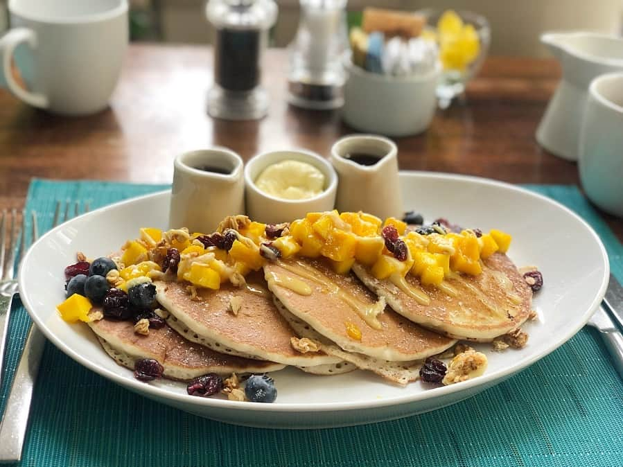 坂元美香さんのインスタグラム写真 - (坂元美香Instagram)「今日のBreakfastは『モアナ･パンケーキ マンゴーの美力』 the veranda @themoanasurfrider . マンゴー美味しい☺️4枚はさすがに多すぎて3枚でギブアップ。お腹はちきれそう…。隙あらばハトさん達が狙ってくるので気が抜けない🕊 . ちなみにこちらはまだ31日の朝。一日長く41歳過ごしてます😋 . #moanasurfrider #モアナサーフライダー #モアナパンケーキマンゴーの美力 #パンケーキ #hawaii #ハワイ #ハワイの朝食 #坂元食べログ」4月1日 4時36分 - mika_saka