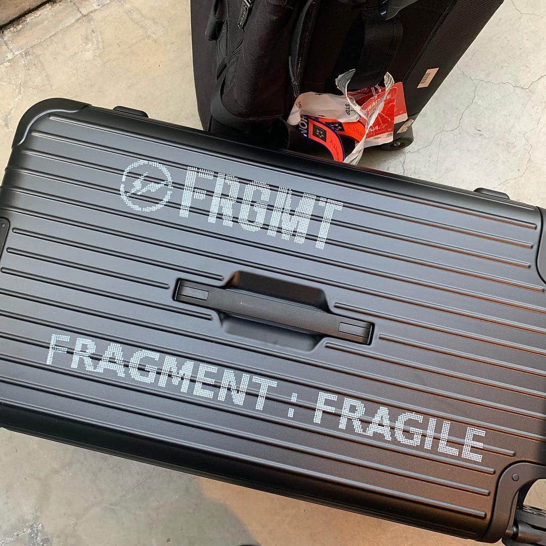 HYPEBEASTさんのインスタグラム写真 - (HYPEBEASTInstagram)「@hypebeaststyle: Initially teased back in 2017, @fujiwarahiroshi offers a full look at his unreleased fragment design x @rimowa suitcase. Are you hoping this collaboration sees an official release? Photos: Hiroshi Fujiwara」4月1日 4時50分 - hypebeast