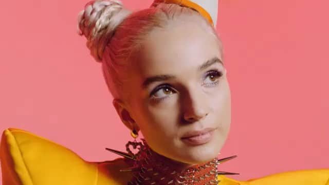 のインスタグラム：「#soundon! I love @impoppy monologues! Wearing #piersatkinson #partyhat via @theresidencyexperience #Repost @impoppy ・・・ Dream Come True」