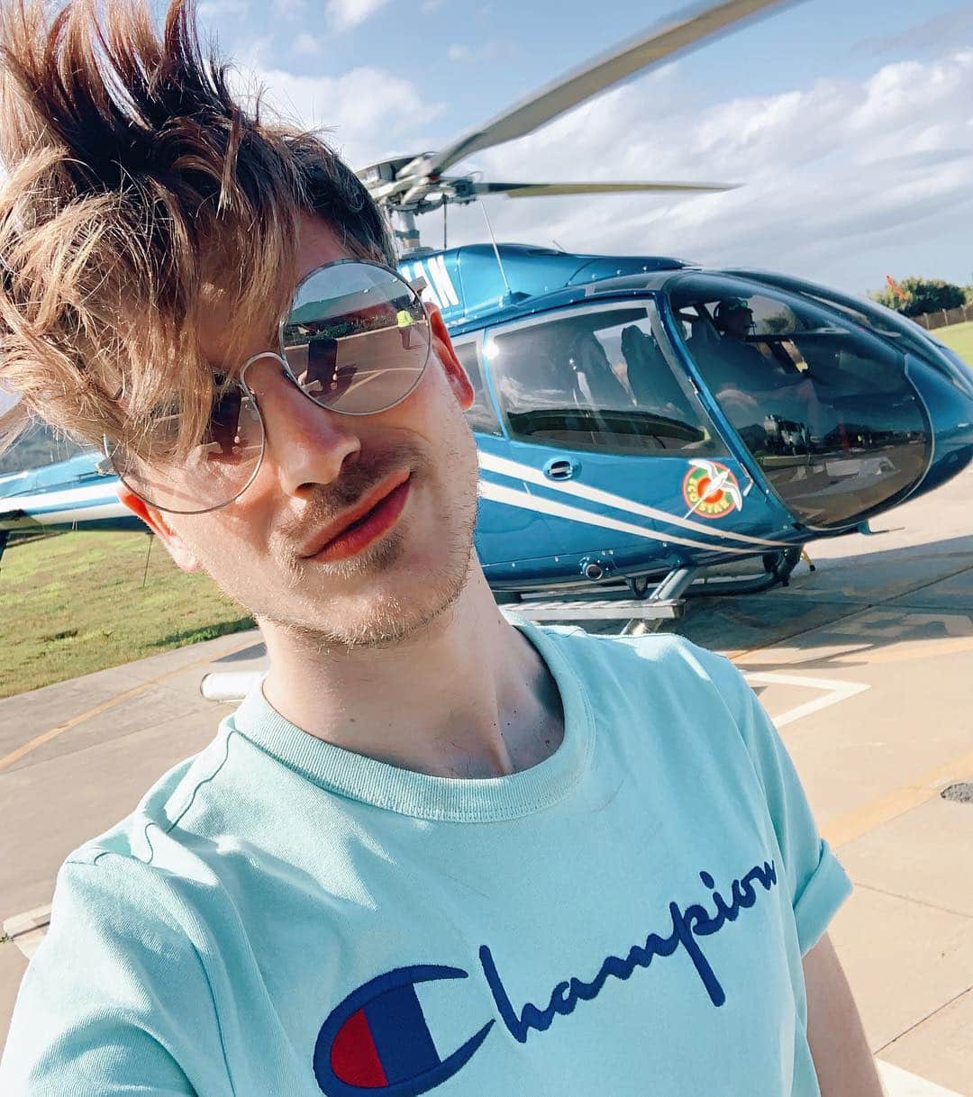 ジョーイ・グレーセッファのインスタグラム：「Don’t know what’s crazier my hair... or me conquering one of my biggest fears! 🚁  What’s one of your biggest fears? 🤔」