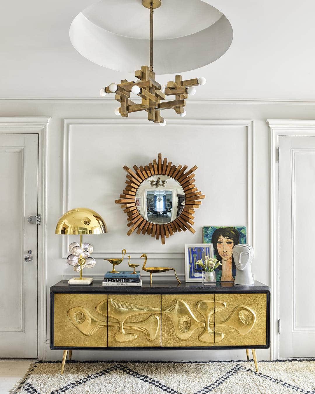 ELLE DECORさんのインスタグラム写真 - (ELLE DECORInstagram)「In @jonathanadler and @simondoonan’s newly-remodeled Greenwich Village home, unexpected juxtapositions were key in making each space come together. Here, the foyer is outfitted with a golden console by Adler, a mirror by Oliver Sanchez, a vintage chandelier by Sciolari, and a Beni Ourain rug from Morocco. To tour the industry powerhouses’ entire home, click the link in bio.  Photography by @thefacinator」4月1日 5時19分 - elledecor