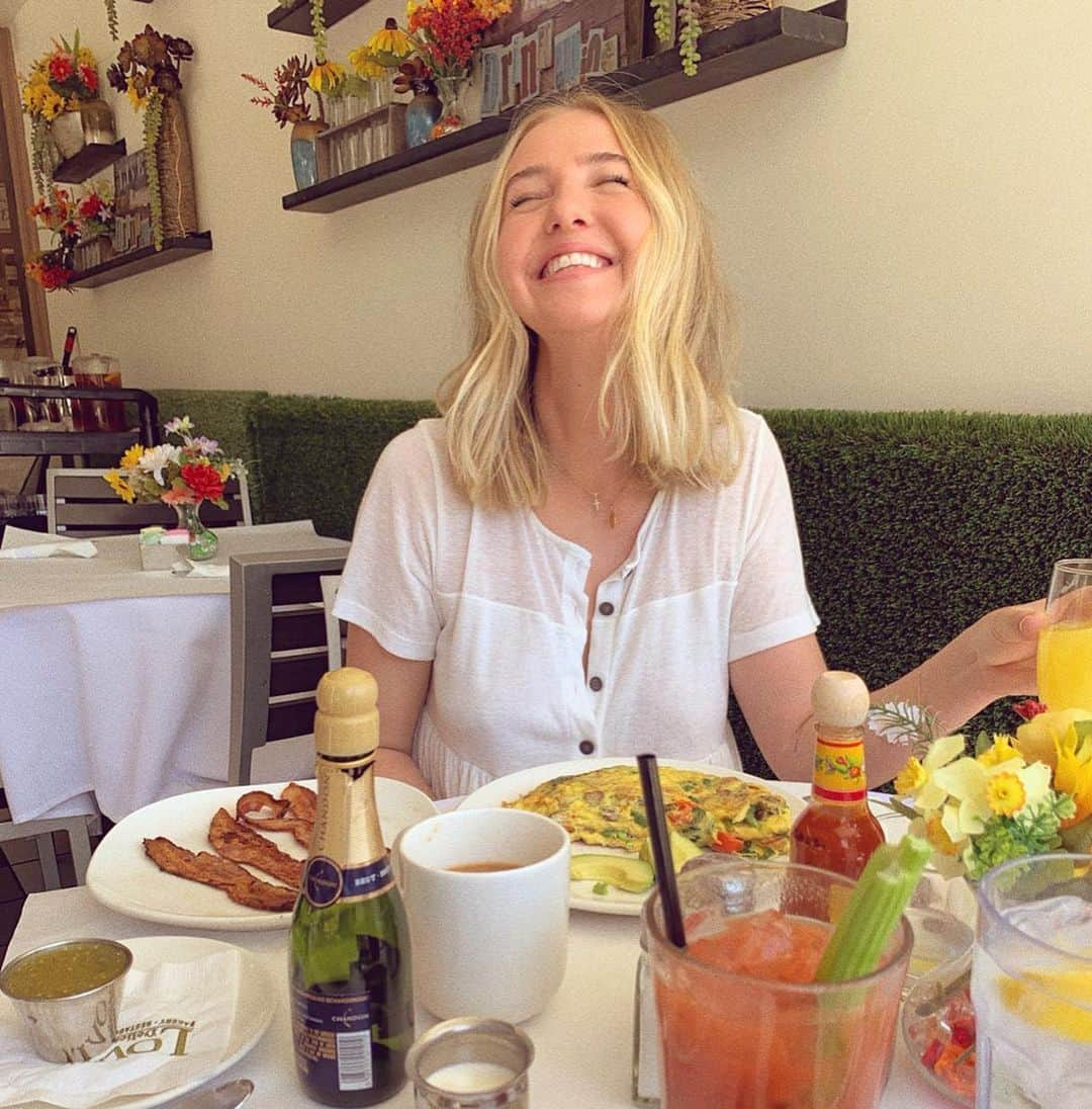 ベロニカ・ダンさんのインスタグラム写真 - (ベロニカ・ダンInstagram)「Get someone who looks at you the way I look at a brunch menu.」4月1日 5時20分 - veronica_dunne