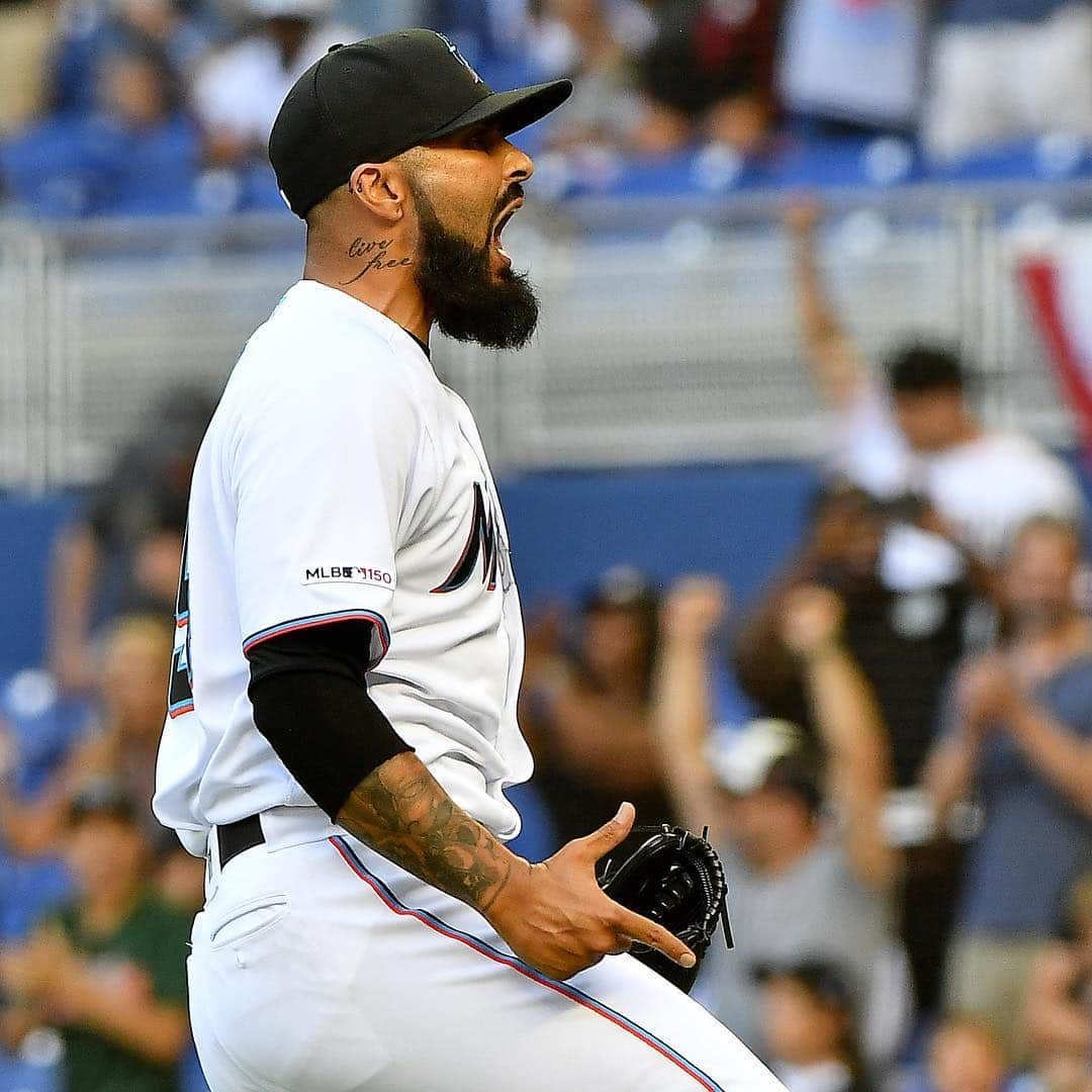 マイアミ・マーリンズさんのインスタグラム写真 - (マイアミ・マーリンズInstagram)「It’s a big season’s first save feeling. #JuntosMiami」4月1日 5時23分 - marlins