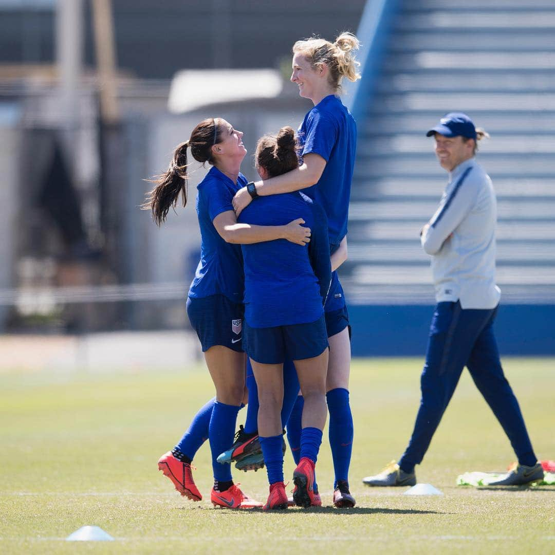 アレックス・モーガンさんのインスタグラム写真 - (アレックス・モーガンInstagram)「smiles, sunshine, and soccer  #isiphotos」4月1日 5時33分 - alexmorgan13