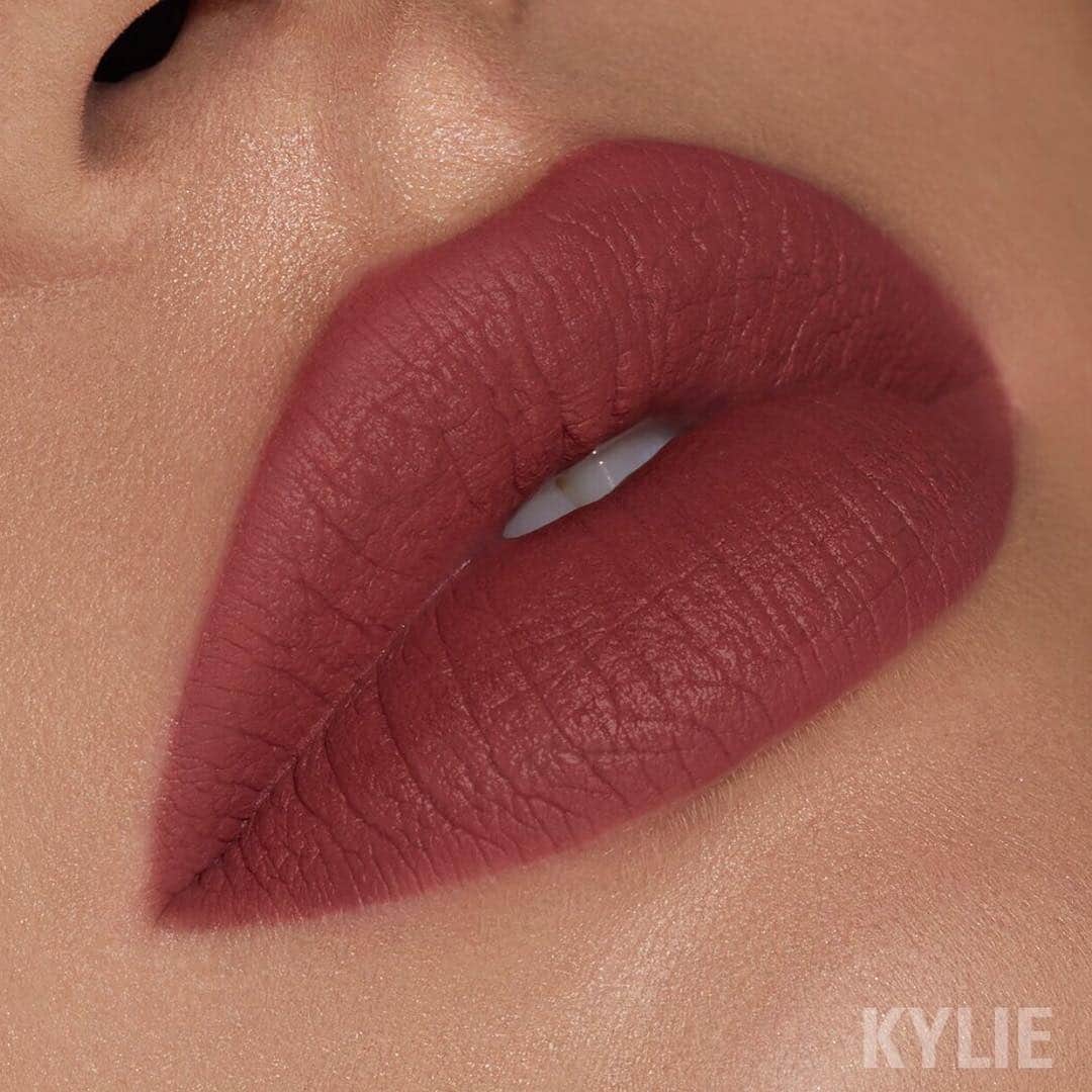 Kylie Cosmeticsさんのインスタグラム写真 - (Kylie CosmeticsInstagram)「MIND YA BUSINESS 🤚🏼💕 velvet #LipKit! A beautiful dusty mauve perfect for everyday wear! Go to Kyliecosmetics.com to shop 🛍」4月1日 5時27分 - kyliecosmetics