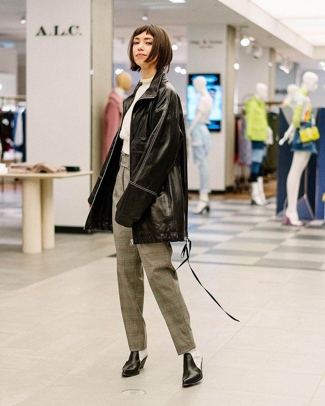 WHO WHAT WEARさんのインスタグラム写真 - (WHO WHAT WEARInstagram)「Hey Siri, route me to the nearest @bloomingdales because I kind of need this leather jacket. PS: If you’re in NYC, check out the new 59th Street Flagship store to shop this look and more IRL. #bloomies59 #ad」4月1日 5時29分 - whowhatwear