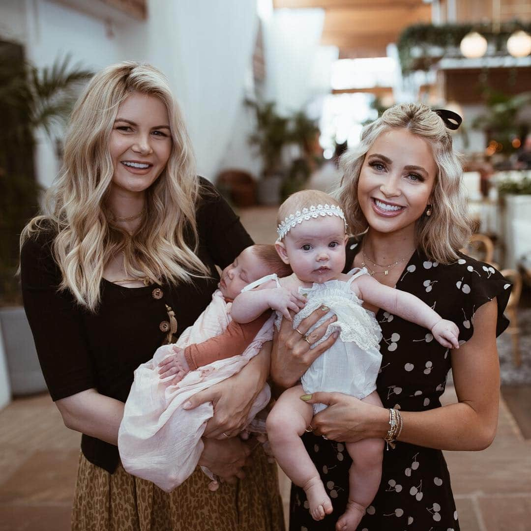 Cara Van Brocklinさんのインスタグラム写真 - (Cara Van BrocklinInstagram)「Such a fun morning 💛. @amberfillerup has always been one of those friends that we can rarely see each other and then when we finally get to it’s like nothing has changed....besides both of us having babies now 😂 haha.」4月1日 5時36分 - caraloren