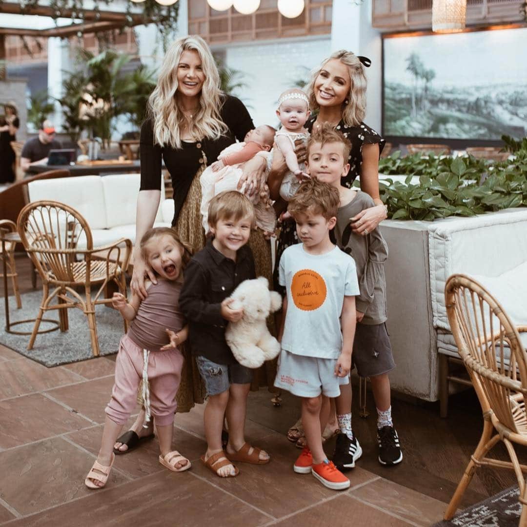 Cara Van Brocklinさんのインスタグラム写真 - (Cara Van BrocklinInstagram)「Such a fun morning 💛. @amberfillerup has always been one of those friends that we can rarely see each other and then when we finally get to it’s like nothing has changed....besides both of us having babies now 😂 haha.」4月1日 5時36分 - caraloren