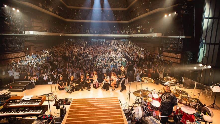 Ju-kenさんのインスタグラム写真 - (Ju-kenInstagram)「MAKI OHGURO MUSIC MUSCLE TOUR 2019  ライブ終了後、ホヤホヤのチームショット！  福島はいわきでのライブ、プレイさせて頂きました🔥 次は2ヶ月後の福島、南相馬からの合流、ツアーラストまで一本一本大事に駆け抜けて行くことになります、楽しみ♫  #MUSICMUSCLETOUR2019  #大黒摩季  #原田喧太  #真矢  #Peco  #竹上良成  #Yuka  #Juken  #下田泰基  #柴田敏孝  #芽映  #キャサ子」4月1日 5時42分 - jkn627