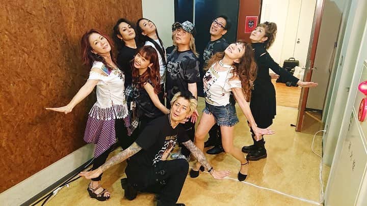Ju-kenのインスタグラム：「MAKI OHGURO MUSIC MUSCLE TOUR 2019  ライブ終了後、ホヤホヤのチームショット！  福島はいわきでのライブ、プレイさせて頂きました🔥 次は2ヶ月後の福島、南相馬からの合流、ツアーラストまで一本一本大事に駆け抜けて行くことになります、楽しみ♫  #MUSICMUSCLETOUR2019  #大黒摩季  #原田喧太  #真矢  #Peco  #竹上良成  #Yuka  #Juken  #下田泰基  #柴田敏孝  #芽映  #キャサ子」