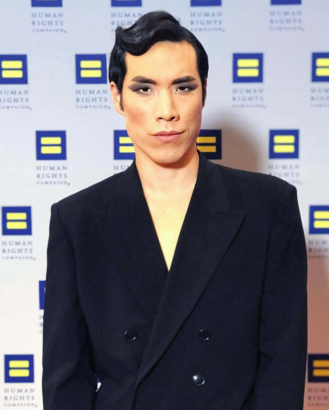 ユージン・リー・ヤンのインスタグラム：「Thank you to the @humanrightscampaign’s tireless advocating for LGBTQ+ civil rights as this administration and the world seeks to marginalize us. Now more than ever, queer people must be strong, visible, united, and look better than those hateful bigots ever will on a red carpet. 🏳️‍🌈 #hrcladinner  Styling by @romansipe  Hair by @kennedy_vandyke  Makeup by @mua.mva」