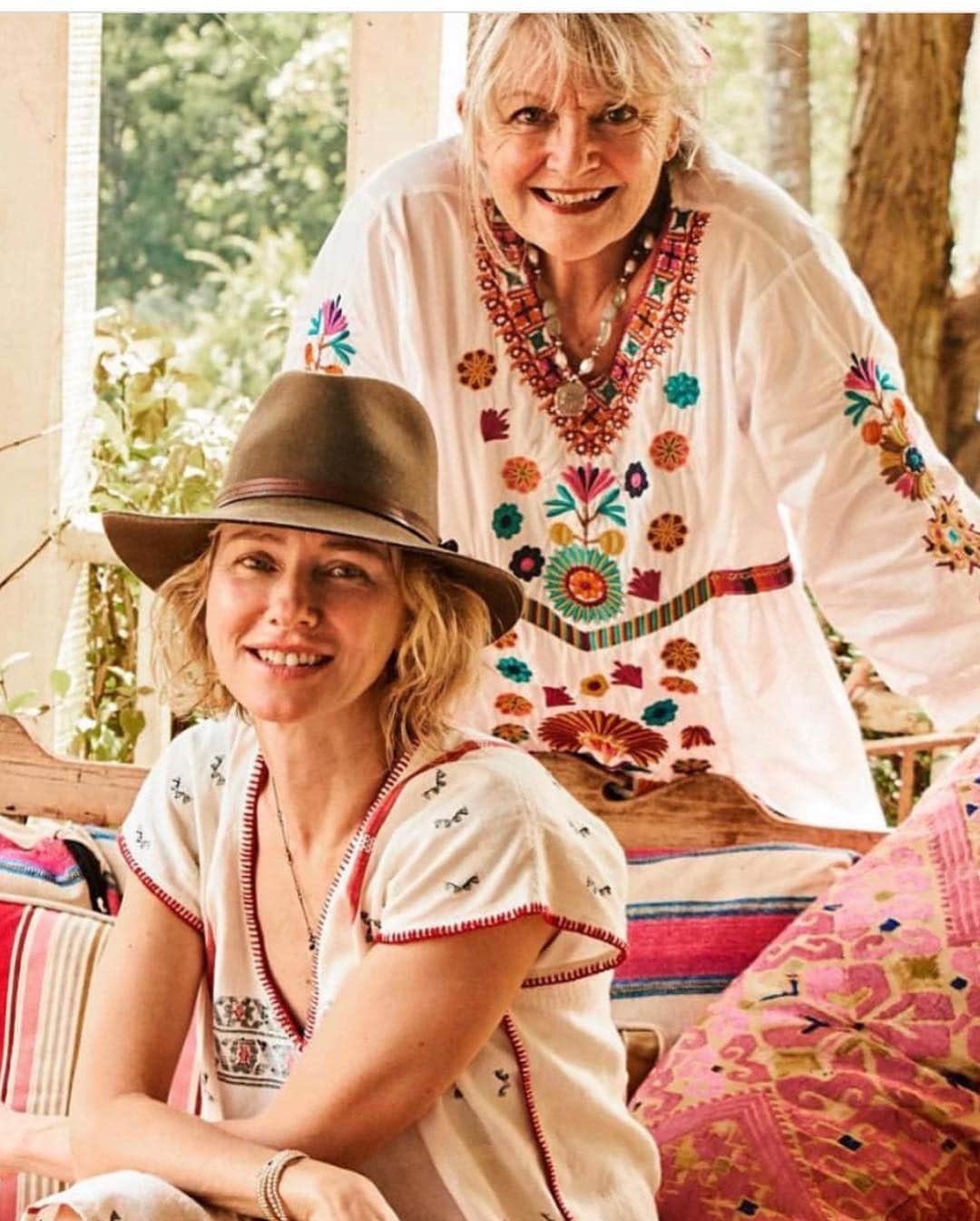 ナオミ・ワッツさんのインスタグラム写真 - (ナオミ・ワッツInstagram)「Happy 🇬🇧 Mother’s Day. Here is my highly creative mother who is bold, clever, artistic, unique, opinionated, outrageous, funny and tells it like it is... #madhatter #powerhouse #adventurer ❤️」4月1日 5時49分 - naomiwatts