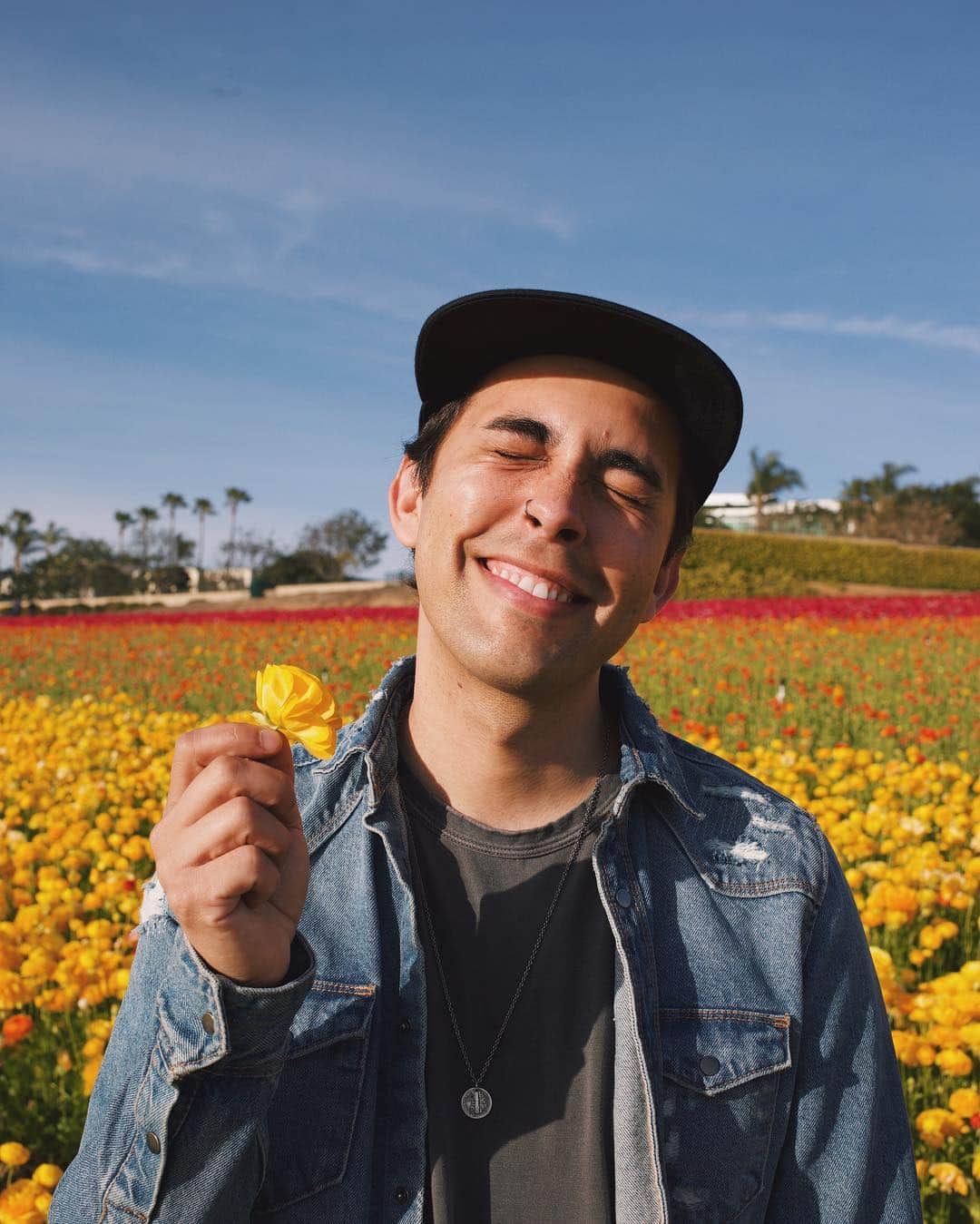 ヴィック・フエンテスのインスタグラム：「🌼CALIFORNIA🌼」