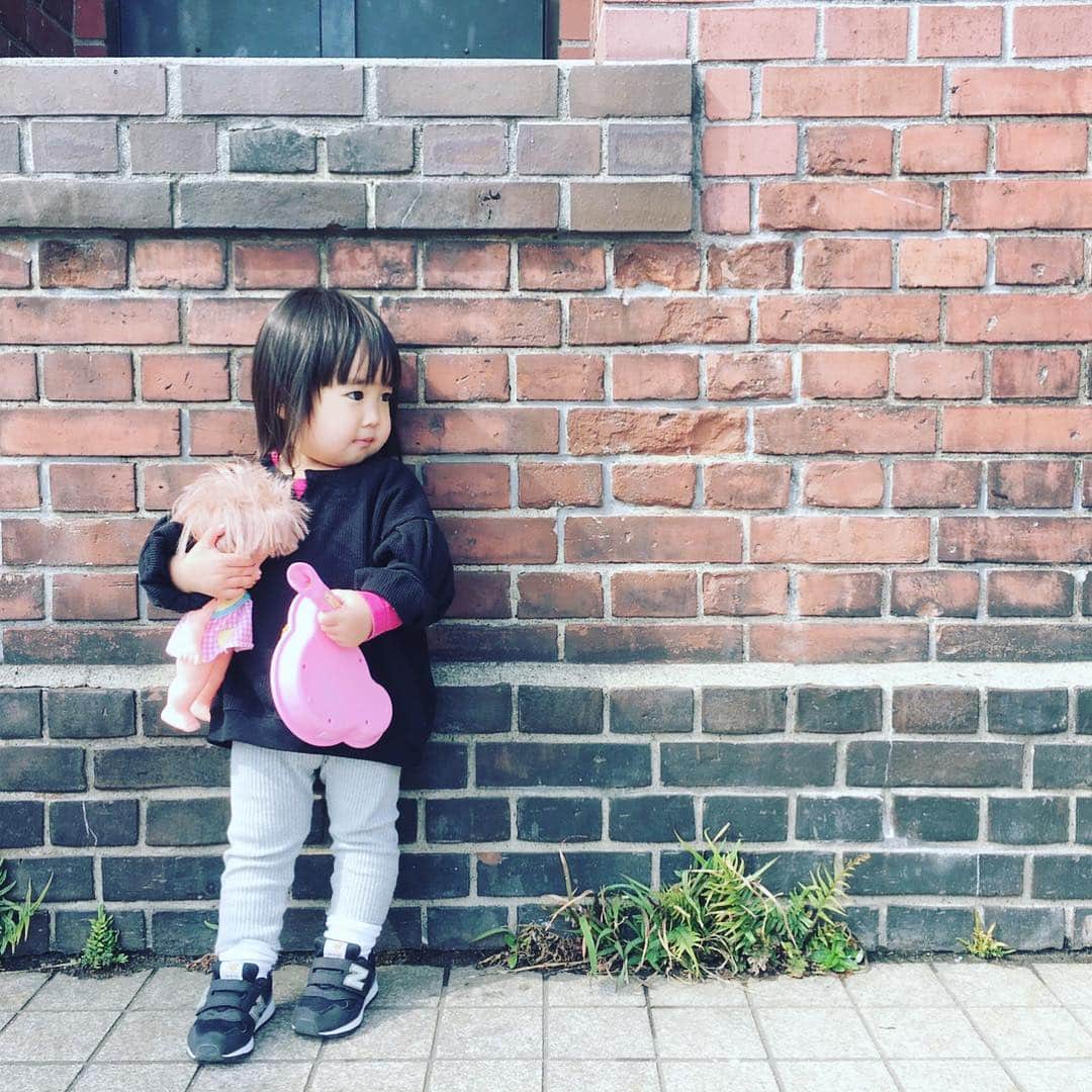 のインスタグラム：「私が服の撮影をマネージャーに撮って貰ってたら、木湖も壁に行って「撮って」とばかりにポーズとりはじめた。(マネージャー撮影)せっかくなのでタグつけておくね。  #今日のコーデ  #今日のきこたま #ootd #1歳10ヶ月  #12.5キロ (大きいと言われます) #身長84cm」
