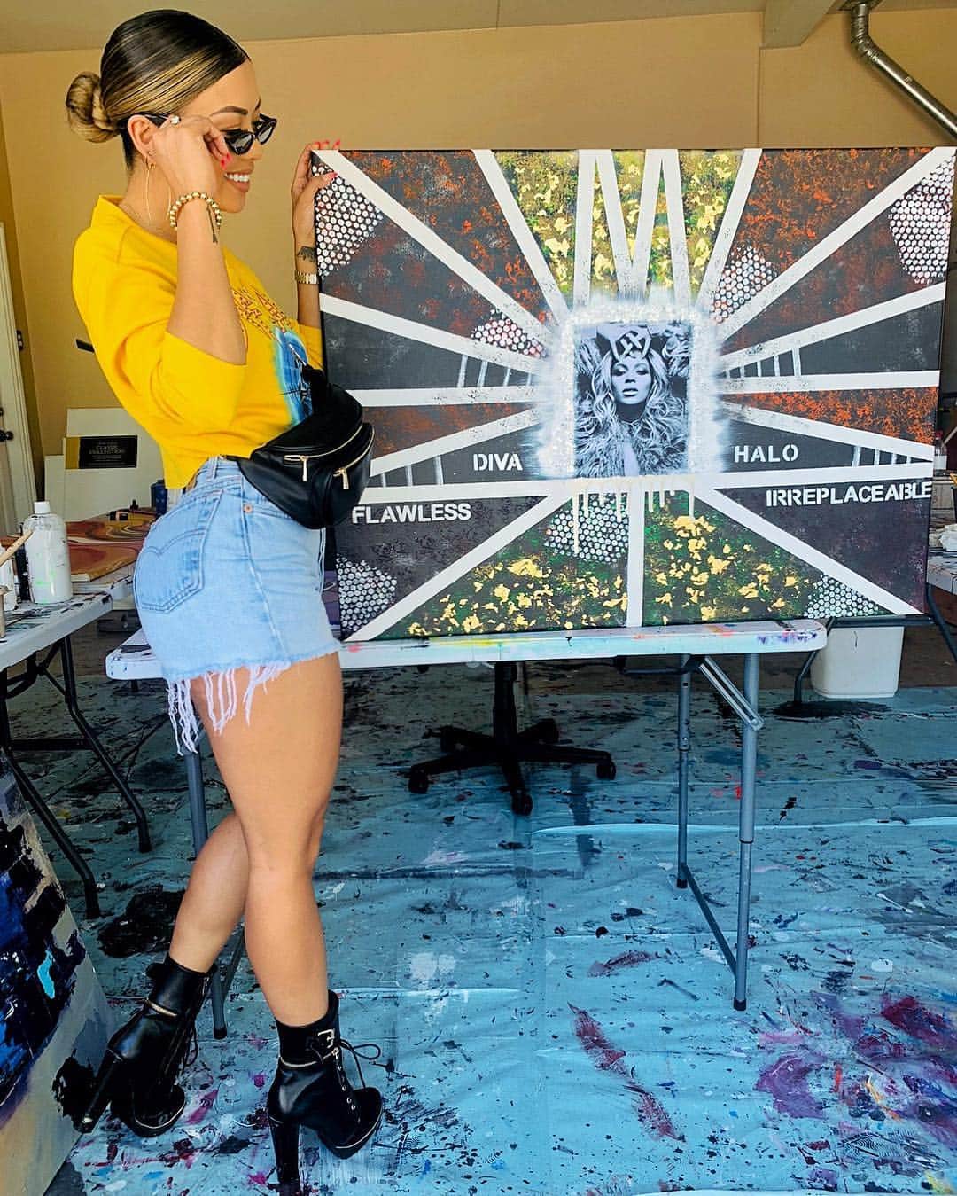 リアン Vのインスタグラム：「“Diva is a female version of a hustler”💁🏻‍♀️ Did another cool abstract piece using the masking tape technique and acrylic paint! 🎨 Comment 🐝🐝🐝 if you love Beyoncé! And follow @foreverartgallery 😍」