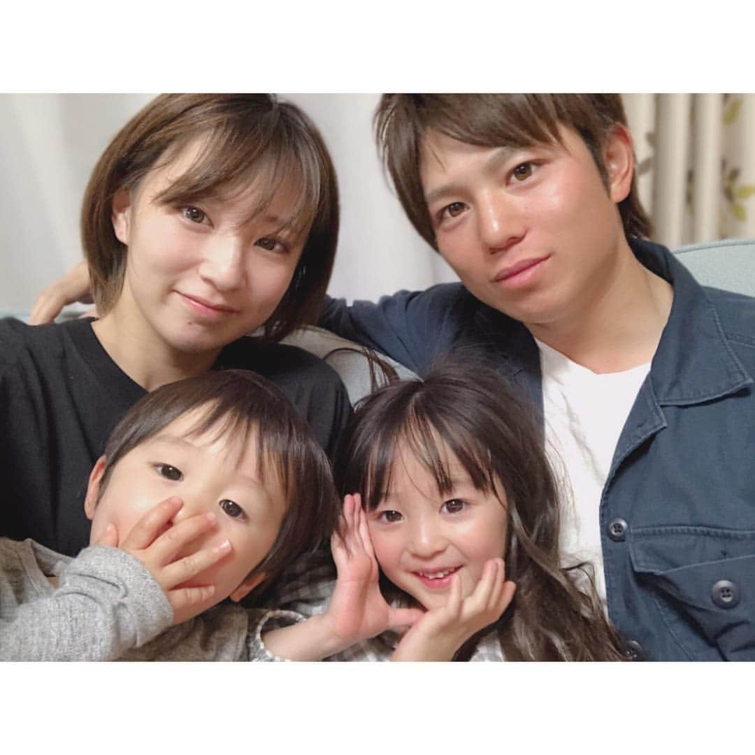 Ai.tさんのインスタグラム写真 - (Ai.tInstagram)「. 今日は６回目の結婚記念日🙌❤️ 今朝パパに言われるまで忘れてた私🤦‍♀️ 申し訳ない🙇‍♀️ . . 節目なのでせっかくだし2人で写真をと思ってたら 「なぎちゃんも写真一緒にうつりたい」と言ってくれたので 家族写真🙆‍♀️ 節目節目でもちゃんと写真撮っとくと見返して、あー子どもたち大きくなったなぁ。 私たちも、歳とったね〜 もう十代じゃないもんね〜 18だったのにね〜と思い出話しに花が咲きます🌸笑 . . 私と一緒にいてくれてありがとう❤️ 10年近く一緒にいてほとんどケンカないのは彼のおかげです！ 子どもたちに会えたのも、今こうやって笑えてるのも全部全部！ . #毎日このような気持ちで接してあげられなくてごめんね 笑 . 2019.03.31 #nagisa_kouya_movie」3月31日 21時06分 - ngs.rky.kuy