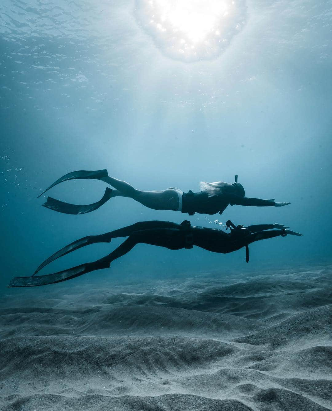 ヴァレンティン・トーマスさんのインスタグラム写真 - (ヴァレンティン・トーマスInstagram)「Facing your dark side. 📷 @j.kowitz @shelbybythesea  #freediving #ocean #sea #devil #angel #personalities #diving #underwaterphotography #travelphotography」3月31日 21時06分 - valentinethomas