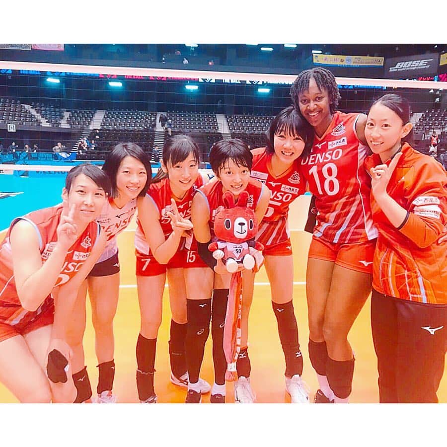 大竹里歩のインスタグラム：「📍 少し遅くなりましたが 今シーズンのリーグもたくさんの ご声援ありがとうございましたっ💓  悔しいシーズンとなりましたが このチームでこのメンバーで 戦い抜いたことを誇りに思います😊!! .  この経験を力に変えて…… 次の黒鷲旗も頑張ります(*^^*)✨ . #素敵なお写真お借りしています🙇‍♀️ #特にラスト2枚がお気に入り #亀さんゆうさん体当たりハグ #最後の写真両手に花やなと言われました笑」