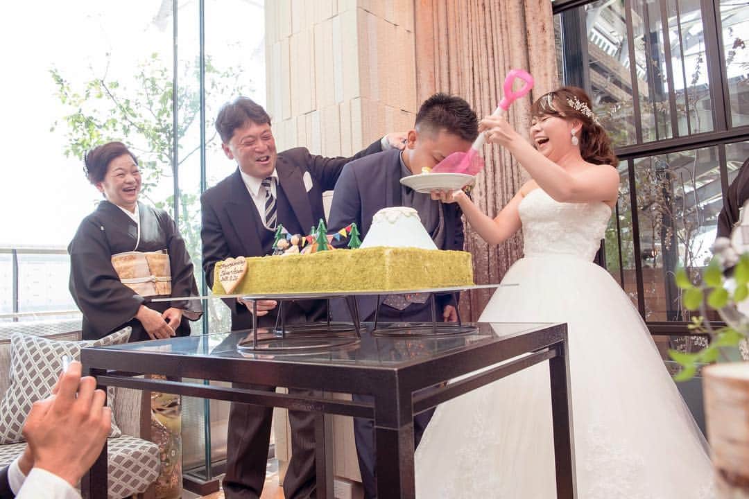 オードヴィーウェディング【名古屋・結婚式場】 さんのインスタグラム写真 - (オードヴィーウェディング【名古屋・結婚式場】 Instagram)「@eaudevie_wedding.edv 【#オードヴィー花嫁 】 【#edvwedding】をつけて投稿&フォローしてね♥UPしていただいた方はオードヴィーの公式インスタでご紹介♪ ~・~・~・~・~・~・~・~・~・~・~・~・ 富士山のケーキ . マジパンを使用した新郎新婦様 とても忠実に再現されます！ 可愛くて食べるのが勿体ないですね😆 ~・~・~・~・~・~・~・~・~・~・~・~・ The Opera(名駅)  Le timbre(栄)  moitie moitie(伏見)  Rapport(長久手)  Farm&(半田)  MEDI(笹島)  glycine(八事) ~・~・~・~・~・~・~・~・~・~・~・~・ オー・ド・ヴィー  ウェディングサロン  10:00-19:00(火曜定休)  Tel:0120-758-422  http://eau-de-vie.co.jp/ .~・~・~・~・~・~・~・~・~・~・~・~・ #幸せのカタチ  #ささしま #名駅  #名古屋 #メディー #結婚式に自由を #結婚式 #名古屋結婚式  #結婚式コーデ #ウェディングドレス  #日本中のプレ花嫁さんと繋がりたい  #ウエディングニュース#卒花嫁 #プレ花嫁  #レストランウエディング#花嫁準備  #東海プレ花嫁 #marry花嫁#dressy花嫁  #2019秋婚 #ウェディングフォト #プラコレ #ハナコレ #結婚式準備 #しあわせのレシピ #おしゃれ花嫁  #全国のプレ花嫁さんと繋がりたい#大人婚」3月31日 20時59分 - eaudevie_wedding.edv