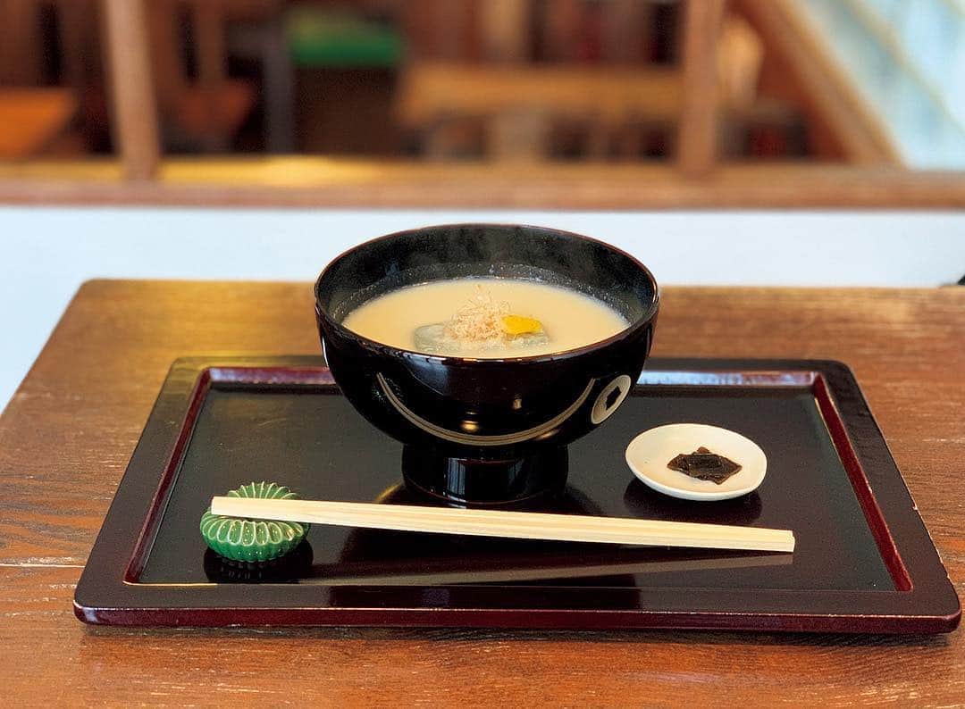 のインスタグラム：「最新号「スタンダードになっていくもの」発売中です。 京都在住コーディネーター・大和まこ（@makoyamato）さんの連載「&Kyoto」。今月は浄土寺エリアを再訪。期間限定で白味噌雑煮が楽しめる甘味処『銀閣寺㐂み家』やミュージアム＆アンティークショップ『ユキ・パリス コレクション』、古道具店『ビルド』などなど。新旧の名店が出揃い、さらに魅力ある街に。（→p.166） #andpremium #アンドプレミアム #スタンダードになっていくもの #timelessessentials #京都 #kyoto #銀閣寺㐂み家 #ユキパリスコレクション #銀閣寺 #哲学の道 #浄土寺」