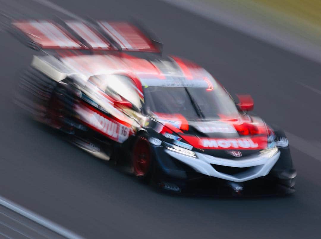 武藤英紀のインスタグラム：「SUPER GT FSW合同テストが終了しました。  今年はYOKOHAMAタイヤさんとHONDA NSXがタッグを組んで３年目の年。 方向性も明確に見えて、NSXと相性の良いタイヤができ進歩を遂げています。  明日は茂木に移動してYOKOHAMAタイヤのテストです。  更に進歩して開幕を迎えたいと思います。  テストにも関わらず現地で応援してくれた方々、 ありがとうございます😊  #motul #honda #mugen #nsx  #advan #supergt #fsw #武藤英紀」