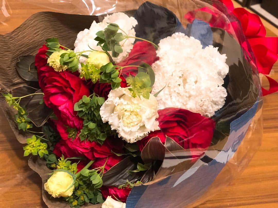 宇内梨沙さんのインスタグラム写真 - (宇内梨沙Instagram)「＊ コンサートの司会で 私まで花束を頂いてしまいました。  ありがとうございます😊✨ . 中目黒に用事があり向かったところ 花見の方があまりに多くて グロッキーになりましたので  こちらの花束を愛でて 花見したいと思います☺️ .  #お花って貰えると #嬉しいよね」3月31日 21時01分 - risaunai