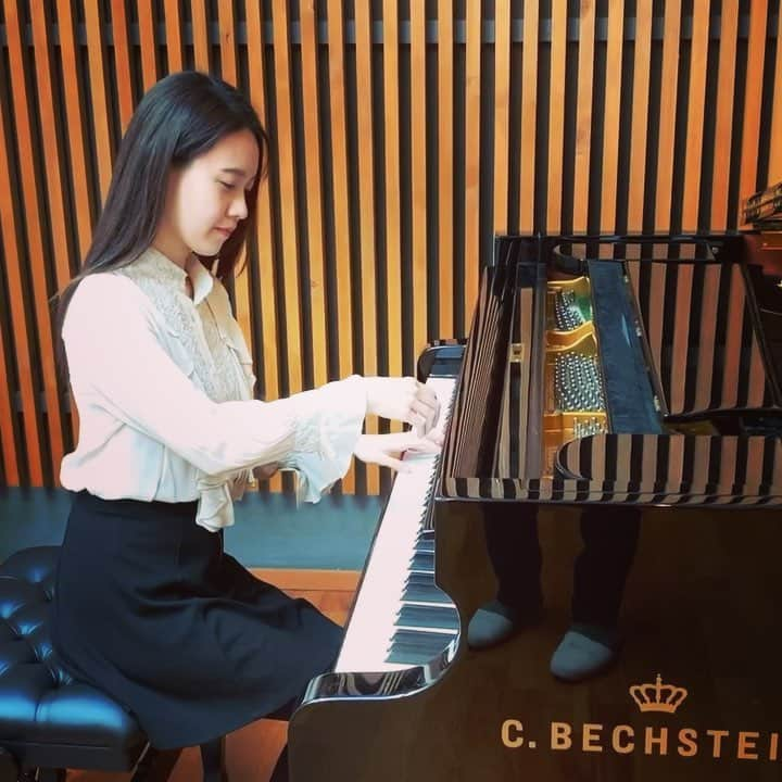 中園理沙のインスタグラム：「The main melody of Chopin's posthumous nocturne is sincere, nostalgic, lamenting, and beautiful. Amazingly, he composed it when he was 17 years old 😳 Here's a clip from my rehearsal, by the way 😊 🎹Chopin : Nocturne Op. 72 No. 1  ショパンの死後に出版されたこのノクターン(しかし、これはショパン17歳、最愛の妹を亡くした時の作品です)深い悲哀を感じると同時に、魂が浄化してゆくような美しさに心打たれます。 ・・・ 📕曲を弾く上で、音楽を表現する上で大切にしていることはありますか？ 作曲家が遺した音達＝作曲家の魂に敬意を持って、心を寄せて演奏したいと思っています。私にとって演奏上の表現とは、自分が作品を慈しみ愛した結果として自然に出てくるものであり、後付けする感覚ではないです。自然に自分の内側から湧き出てくるものを大切にしています。 ・・・ ※DMは使用しておりません。ご了承下さい。 ・・・ #piano #pianist #musician #chopin #chopinmusic #chopinnocturne #pianolove #music #pianoforte #classicalmusic #classicalpiano #classicalpianist #performance #lisanakazono #bechstein #ショパン #ピアノ #ピアニスト #中園理沙 #ベヒシュタイン」