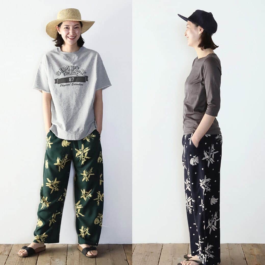 Simply_apronさんのインスタグラム写真 - (Simply_apronInstagram)「【NEW】楽な履き心地と、ゆとりのあるシルエットのイージーパンツ @simplycoltd オンラインショップはプロフィールのURLから . ウエストはゴム仕様なので、楽な履き心地です。 . シルクのような肌触りの良い生地で、ラフになり過ぎず、大人っぽく履いていただけます♪ . 普段使いや、旅行先でも活躍するアイテムなので、是非お試し下さいね。 . RAYON PRINT EASY PANTS ¥ 1,2000 ＋tax Col:Green / Navy . . #simplycoltd #simply #シンプリー #apron #エプロン #お出かけエプロン #workwear #ワークウエア #キッチン雑貨 #ボーイな女 #大人カジュアル #イージーパンツ #オリジナルファブリック #リゾートコーデ #春夏新作 #バナナ柄 #ハワイアンファブリック」3月31日 21時03分 - simplycoltd