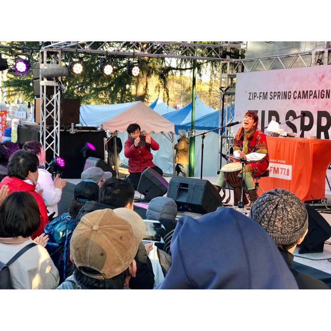 空木マイカさんのインスタグラム写真 - (空木マイカInstagram)「ZIP Spring Square 今日はサンハピ公開生放送でした！寒い中お越しくださったみなさん、ありがとうございました😊楽しかったなぁ💕あっという間の1時間でした！ ･ 公園内を歩いていると「あ、マイカちゃん！ジャンボ！！」と声をかけてくれたみなさん、「ハイ、ジャンボ」と写真を撮ってくれた人も（笑）、1年でこの番組の挨拶がこんなにも浸透していたのかと本当に嬉しかったです❤️ ･ ジェンべソングではまさかの私が途中歌詞を忘れるという失態がありつつも😂、みんなの歌声に助けられましたー！！本当に優しいリスナーさん達に恵まれてるなぁ😭 ･ お花見ステーションは火曜日までやってます❤️ぜひ遊びに来てくださいね〜😁！来週のサンハピはスタジオに戻りますが、メッセージお待ちしてますね☺️」3月31日 21時04分 - maika_utsugi