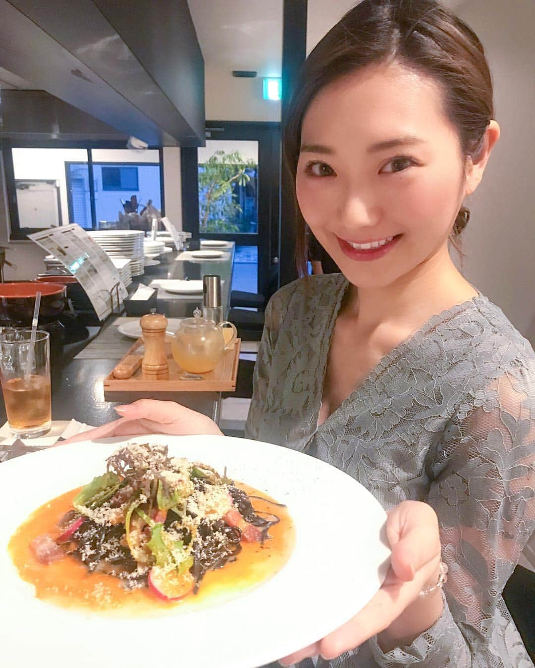 寺口智香さんのインスタグラム写真 - (寺口智香Instagram)「福島にある @tsu.ba.ki.ya さんで dinnerコース🥰 . おすすめの燻製カルボナーラ！ 目の前で瞬間燻製した卵と、削りたてのパルミジャーノチーズ、トリュフオイルを使ってその場でパスタを仕上げてくれるの🥺 . 黄身たっぷりとろとろなのに あっさりしてて 美味しかった❤！ . おすすめなだけある✨ 生パスタなのでもちもちだったし また食べに行こう〜🐻 . . @tsu.ba.ki.ya #tsubakiya #福島グルメ #福島ランチ #梅田ディナー #福島ディナー #福島イタリアン #梅田イタリアン #梅田グルメ #大阪グルメ #大阪イタリアン #オススメ」3月31日 21時04分 - chika_loves