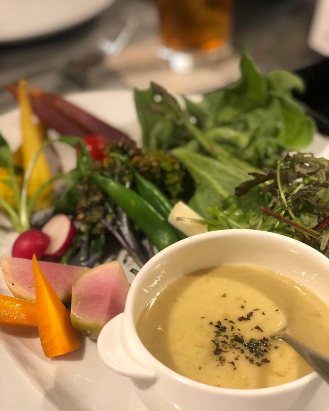 寺口智香さんのインスタグラム写真 - (寺口智香Instagram)「福島にある @tsu.ba.ki.ya さんで dinnerコース🥰 . おすすめの燻製カルボナーラ！ 目の前で瞬間燻製した卵と、削りたてのパルミジャーノチーズ、トリュフオイルを使ってその場でパスタを仕上げてくれるの🥺 . 黄身たっぷりとろとろなのに あっさりしてて 美味しかった❤！ . おすすめなだけある✨ 生パスタなのでもちもちだったし また食べに行こう〜🐻 . . @tsu.ba.ki.ya #tsubakiya #福島グルメ #福島ランチ #梅田ディナー #福島ディナー #福島イタリアン #梅田イタリアン #梅田グルメ #大阪グルメ #大阪イタリアン #オススメ」3月31日 21時04分 - chika_loves