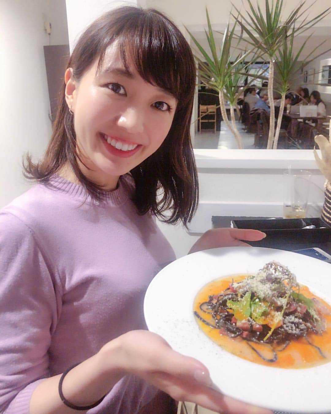 寺口智香さんのインスタグラム写真 - (寺口智香Instagram)「福島にある @tsu.ba.ki.ya さんで dinnerコース🥰 . おすすめの燻製カルボナーラ！ 目の前で瞬間燻製した卵と、削りたてのパルミジャーノチーズ、トリュフオイルを使ってその場でパスタを仕上げてくれるの🥺 . 黄身たっぷりとろとろなのに あっさりしてて 美味しかった❤！ . おすすめなだけある✨ 生パスタなのでもちもちだったし また食べに行こう〜🐻 . . @tsu.ba.ki.ya #tsubakiya #福島グルメ #福島ランチ #梅田ディナー #福島ディナー #福島イタリアン #梅田イタリアン #梅田グルメ #大阪グルメ #大阪イタリアン #オススメ」3月31日 21時04分 - chika_loves