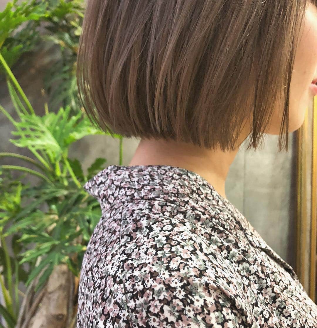 カワシリアツシのインスタグラム：「乾かすだけのシンプルなボブも可愛い🙆‍♂️🙆‍♂️🙆‍♂️ ・ ・ ・ ・ブリーチの回数がわからない。 ・値段が気になる。 ・ダメージが心配。など なんでもご気軽にご相談ください😊 ・ ご予約やご相談はURLもしくはDM・LINEにてお待ちしております🙆‍♂️ ・ ・ ・ ご予約はトップページURLをクリック😊 もしくはDMください✉️ ・ ネットで×になってても お取りできるお時間もございますので、 ご気軽にご相談ください🙆‍♂️ ・  #アディクシー #イルミナカラー  #外国人風カラー #ミニボブ #切りっぱなしボブ #ハイライト #外ハネ #グラデーション #外国人風 #ポートレート #美容室 #美容院 #美容学生 #撮影 #東京 #渋谷  #ショートヘア #グレージュ  #ブルージュ #ブリーチ #portrait #フィルムカメラ #hairstyle #ショートカット #haircolor #ハイトーン #데일리룩 #时尚 #แฟชั่น#デジキュア」