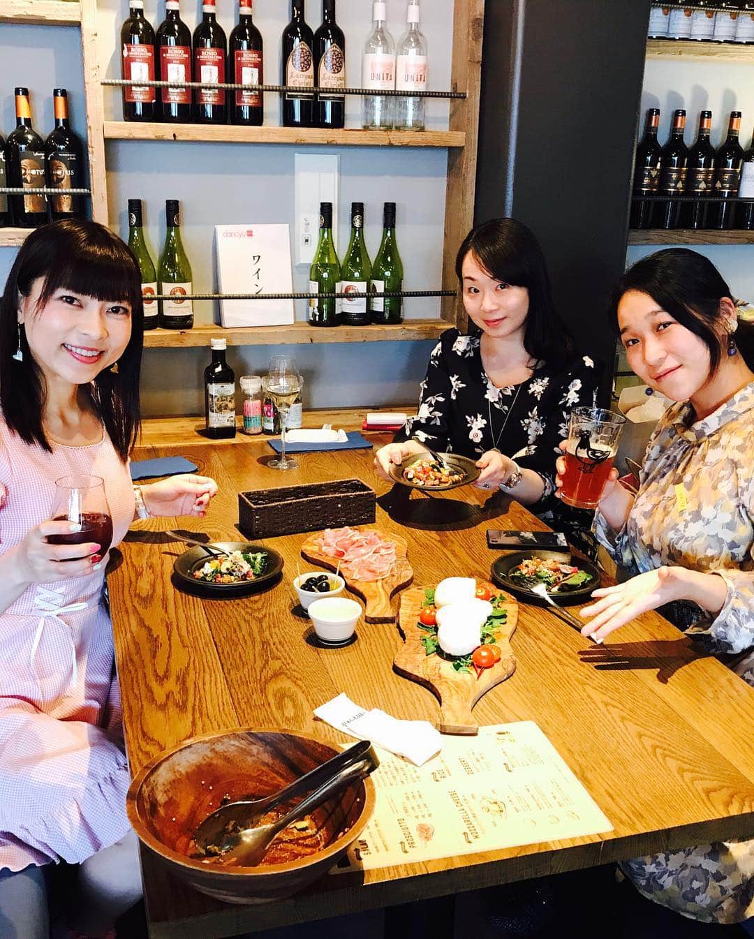 DJ MIYAさんのインスタグラム写真 - (DJ MIYAInstagram)「こんばんはぁ❤️🌸3月も楽しかったにゃーぁ❤️🌸4月もよろしくお願いしまぁぁす💞♪(๑ᴖ◡ᴖ๑)♪ .  この前、よてこたーんと、あゆみさんと #桜新町 にある #カルディ @kaldicoffeefarm が運営しているレストラン #hagare @hagare.sakurashinmachi でごはん行って来たよぉ〜❤️ . パンケーキ食べたい、パンケーキ食べたい🥞🥞🥞の歌が頭から最近離れないんだけど笑❤️ . MIYAもパンケーキ大好き❤❤ . . ここHagare桜新町店は、めっちゃ素敵空間で、女子会にぴったりだよーぉ💓特に、ソファ席が💓 . 母校の日体大もあるし、桜新町懐かしいーにゃ💓 . フレッシュチーズが特に美味しすぎた❤️♪(๑ᴖ◡ᴖ๑)♪ . . #グルメ #パンケーキ #パンケーキ食べたい #女子会コーデ #春コーデ #お花見コーデ #今日のファッション #今日のコーディネート #ファッションコーデ #旅ブロガー #旅インスタグラマー #日本体育大学 #女子会 #おしゃんてぃ #イタリアン #KALDI  #お出かけコーデ #カフェ巡り #カフェレストラン #インフルエンサー #仲良し #インスタ映えスポット #インスタ映え料理 #ファッションブロガー #食べるの好き #グルメブロガー #パンケーキ大好き」3月31日 21時05分 - dj_miya