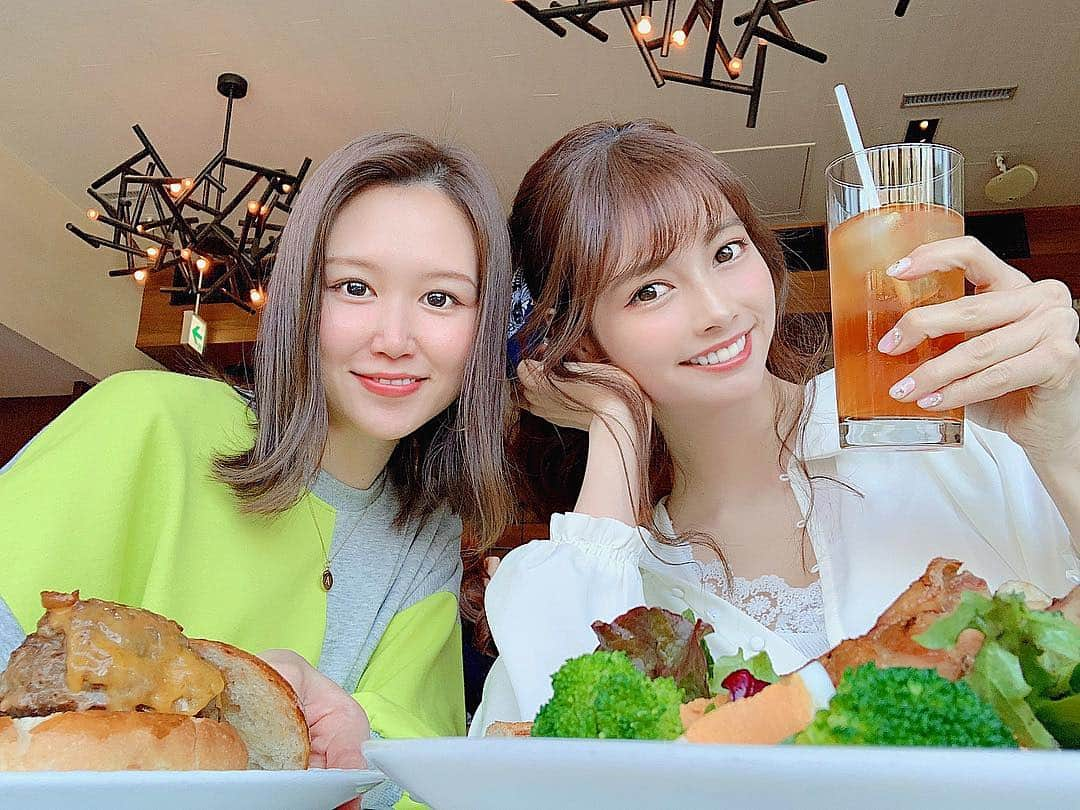 得あゆさんのインスタグラム写真 - (得あゆInstagram)「久しぶりの姉貴分❣️←友達だが姉みたいな存在 私は痩せたくてあーやは太らないといけなくて笑 それぞれ悩みは尽きないけど それ以上にポジティブでパワー溢れてて いいニュースが沢山聞けて嬉しかった❤️ ・ ・ ・ ・ ・ ・ ・ ・ #unionsquaretokyo#ミッドタウン#サラダ#表参道カフェ#得あゆカフェ#カフェ#サラダ屋さん#ランチ#お昼ごはん#ダイエット#ヘルシー#ファッション#春#桜#さくら#花見#六本木#散歩#カフェ巡り#インスタ映え#カメラ女子#女子会#salad#vegetarian#friends#sister#diet#cafe#girlsday#roppongi」3月31日 21時08分 - tokuayu819