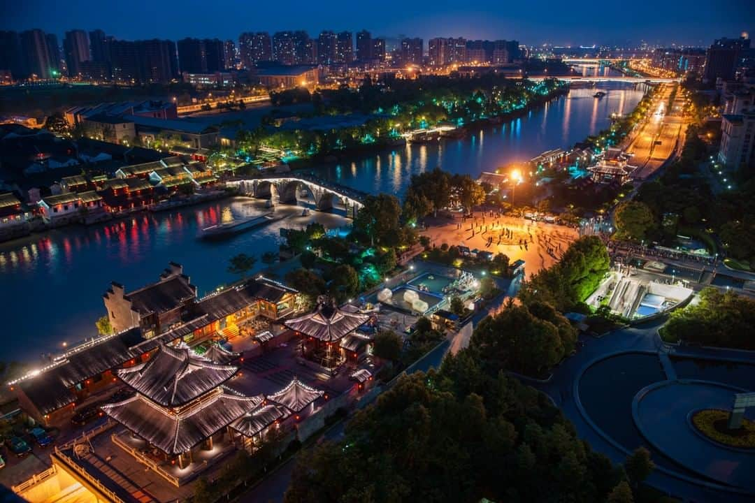 ナショナルジオグラフィックさんのインスタグラム写真 - (ナショナルジオグラフィックInstagram)「Photo by Michael Yamashita @yamashitaphoto | China’s Grand Canal: The world’s oldest and longest man-made waterway, now a UNESCO World Heritage Site. Barges have long plied the 1,100-mile canal between Beijing and Hangzhou, its glittering southern terminus. Bankside revitalization includes replicas of ancient temples. #grandcanal #Hangzhou #China」3月31日 21時08分 - natgeo