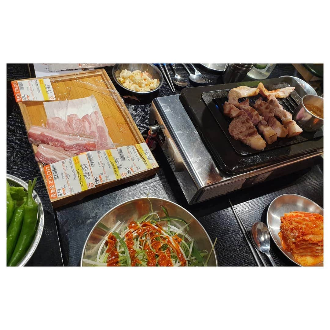 ソ・ユジンさんのインスタグラム写真 - (ソ・ユジンInstagram)「#정육식당 🍖🍖 #다다익고 🍖🍖에서 흑돼지오겹살 폭풍흡입하고 옆에 #비어유 🍻🍻 가서 후식으로 닭날개튀김 ㅎㅎ  #소여사제주」3月31日 21時10分 - yujin_so