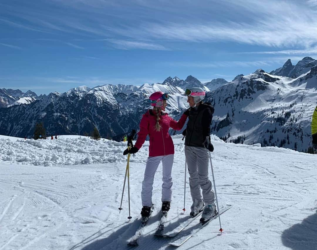 ニコル・ショットさんのインスタグラム写真 - (ニコル・ショットInstagram)「Skiing at Home 💕 . . @lukasdick_  @vivkaaaaa @alexhlldr @hannah_helena_ @kasiaschott @schotti1211」3月31日 21時11分 - nicole_schott