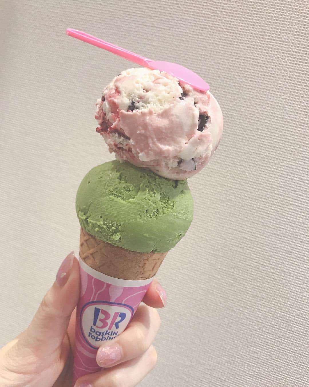 吉田華恋さんのインスタグラム写真 - (吉田華恋Instagram)「３１日だから３１アイス食べました 🍨🍓🍫💚 #31アイスクリーム  #ラブポーションサーティーワン  #抹茶ビター」3月31日 21時11分 - karen_yoshida_8