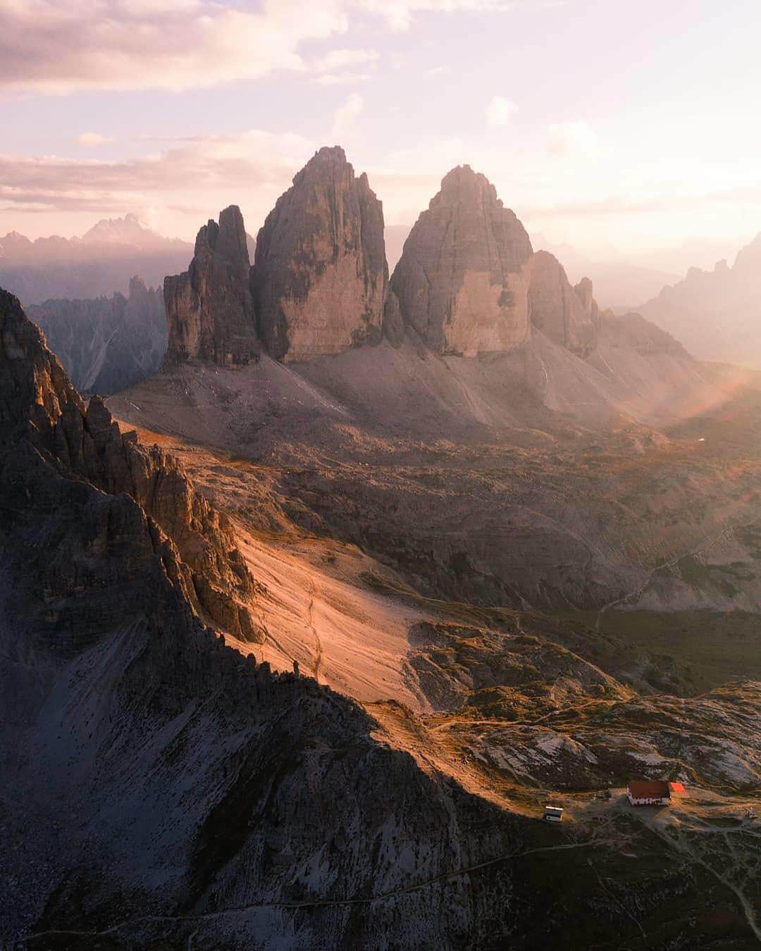 BEAUTIFUL DESTINATIONSさんのインスタグラム写真 - (BEAUTIFUL DESTINATIONSInstagram)「The peaks of the Tre Cime di Lavaredo in the Italian Dolomites sprawl endlessly and pierce the sky — forcing curious hikers to reevaluate their idea of "scale." Where's the last place you visited that made you feel beautifully small? (📷: @johnedwardjames 📍: Tre Cime di Lavaredo)」3月31日 21時12分 - beautifuldestinations