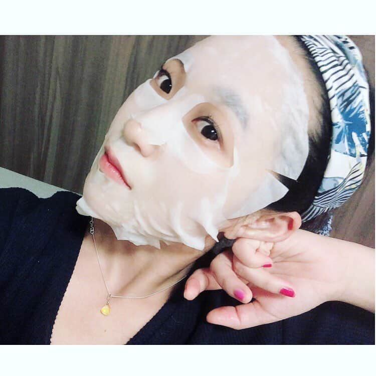 世手子さんのインスタグラム写真 - (世手子Instagram)「mirrorsmagic good cosme♪(๑ᴖ◡ᴖ๑)♪ Thank you very much for the lovely compliment(((o(*ﾟ▽ﾟ*)o)))♡ @mirrors.magic #ミラーズマジック 使ったよー(ﾟ∀ﾟ) #mirrorsmagic #薬用美白マスク (⌒▽⌒) 目元もケアできるから嬉しい(*´ー｀*) #mirrorsmagic薬用美白マスク で4月も頑張る！！！！ #美白マスク #シートパック #シートマスク #フェイスマスク #ながらケア #ながら美容 #美容 #スキンケア #乾燥肌 #乾燥対策 #保湿ケア #美白」3月31日 21時13分 - rojide